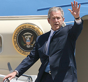 Bush saluda desde el avión presidencial a su llegada al aeropuerto de Waco, Texas. (Foto: AP) Bush saluda desde el avión presidencial a su llegada al aeropuerto de Waco, Texas. (Foto: AP)